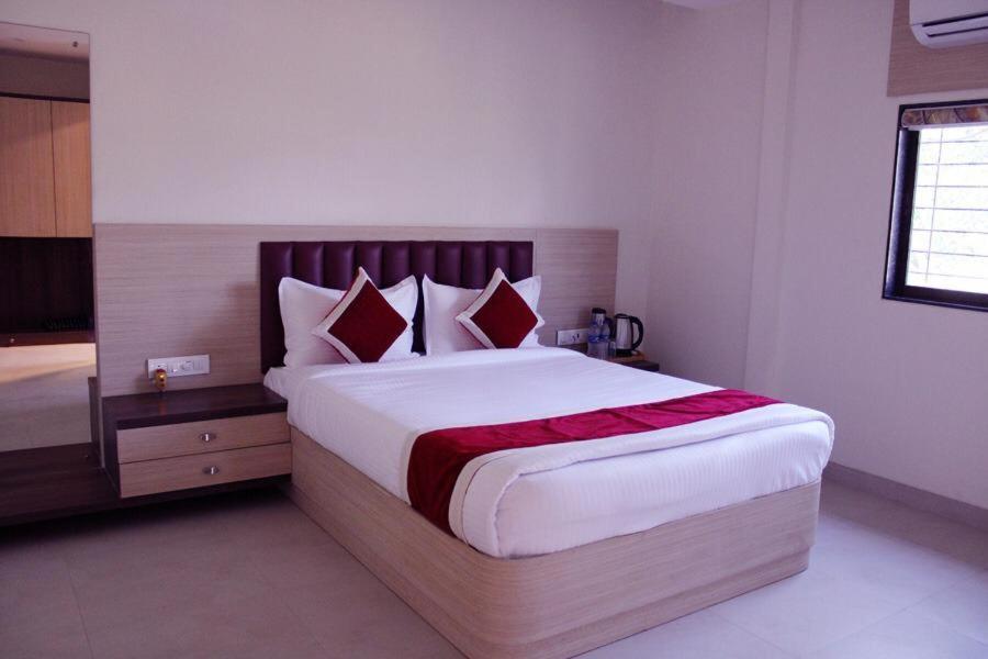 Hotel Saineel Мумбаи Экстерьер фото